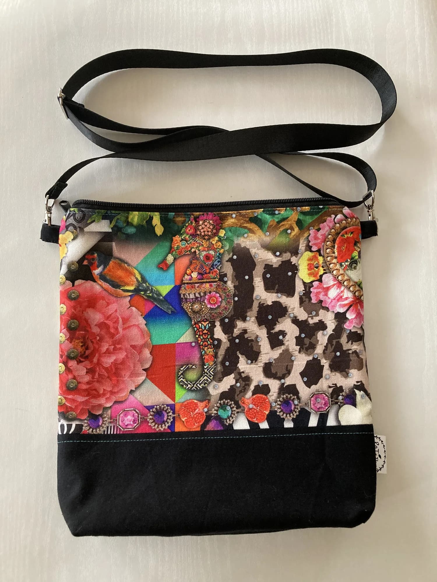 Barevná masopustní crossbody kabelka
