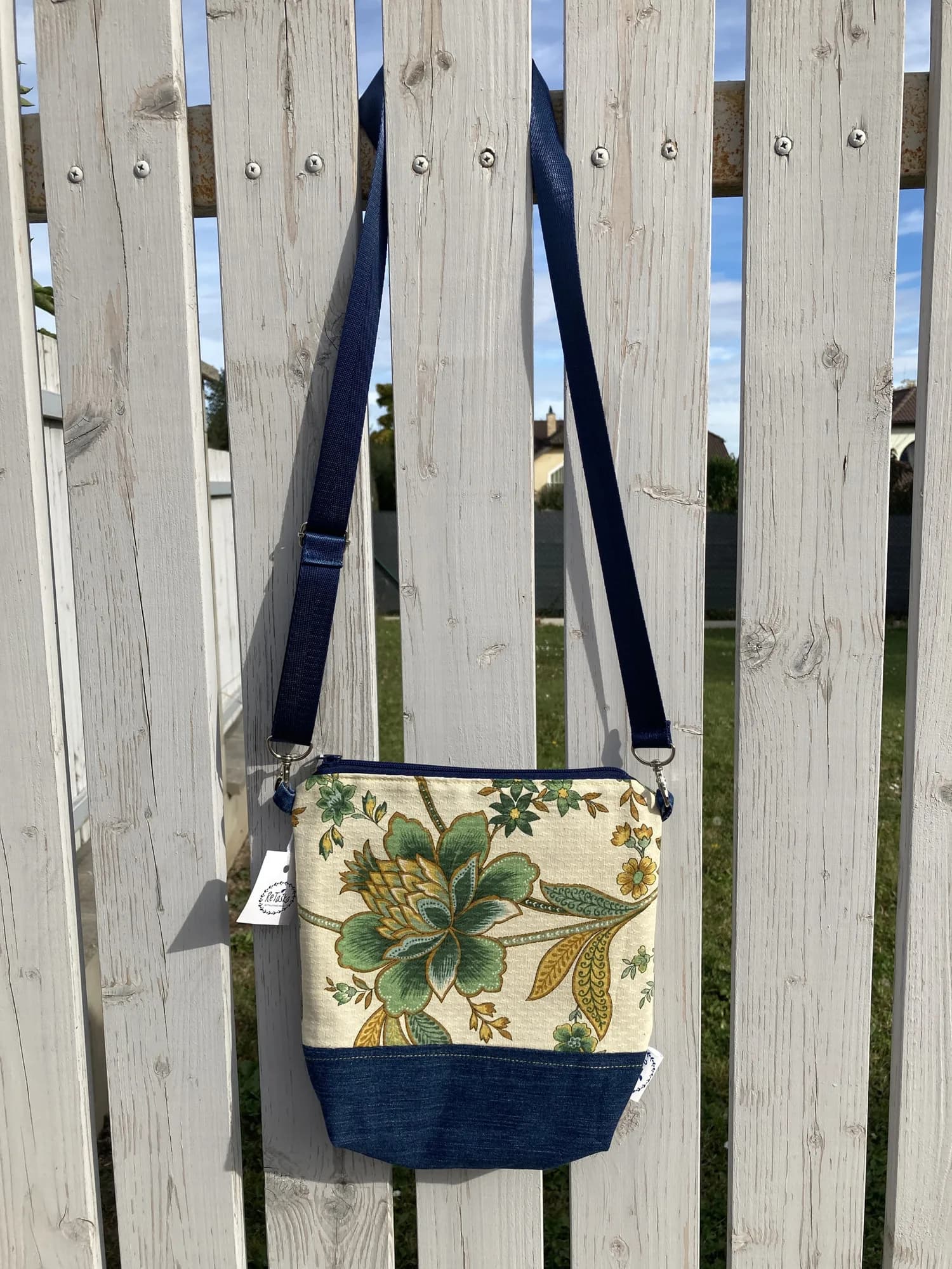 Žlutá crossbody kabelka s ornamenty