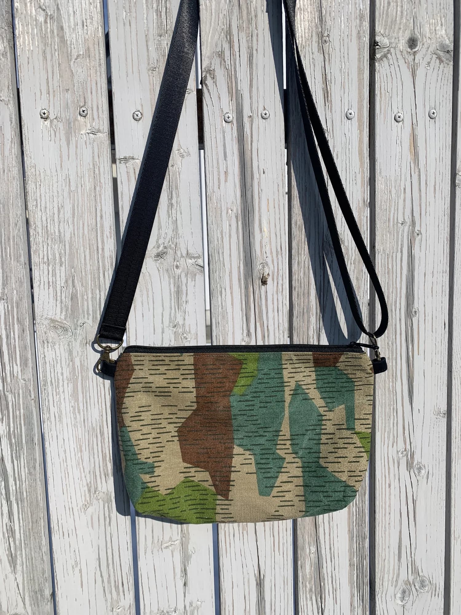 Maskáčová crossbody kabelka