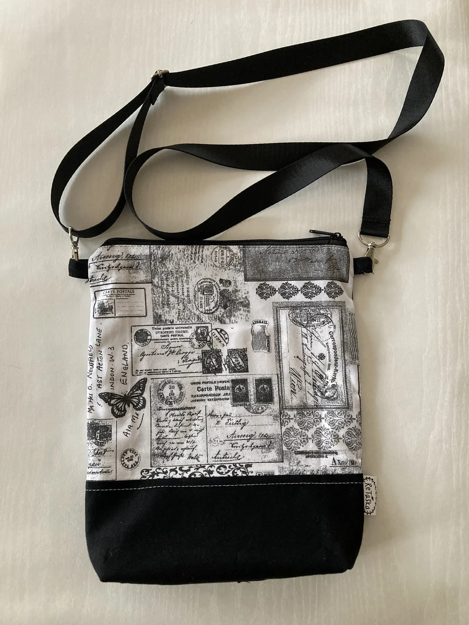 Black & White crossbody kabelka s motivem dopisů